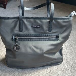 Michael Kors Kempton Large Tote Bag in graphite grey with Exterior Zip Pocket